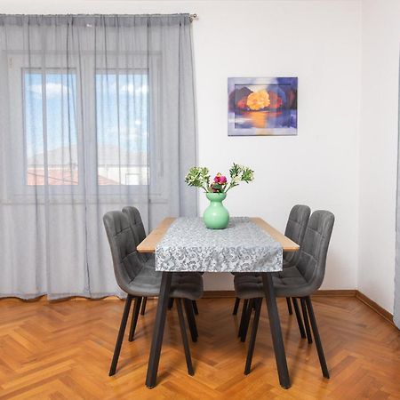 Apartments Lovric With Sea View Kaštela 外观 照片