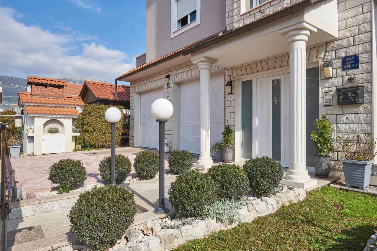 Apartments Lovric With Sea View Kaštela 外观 照片