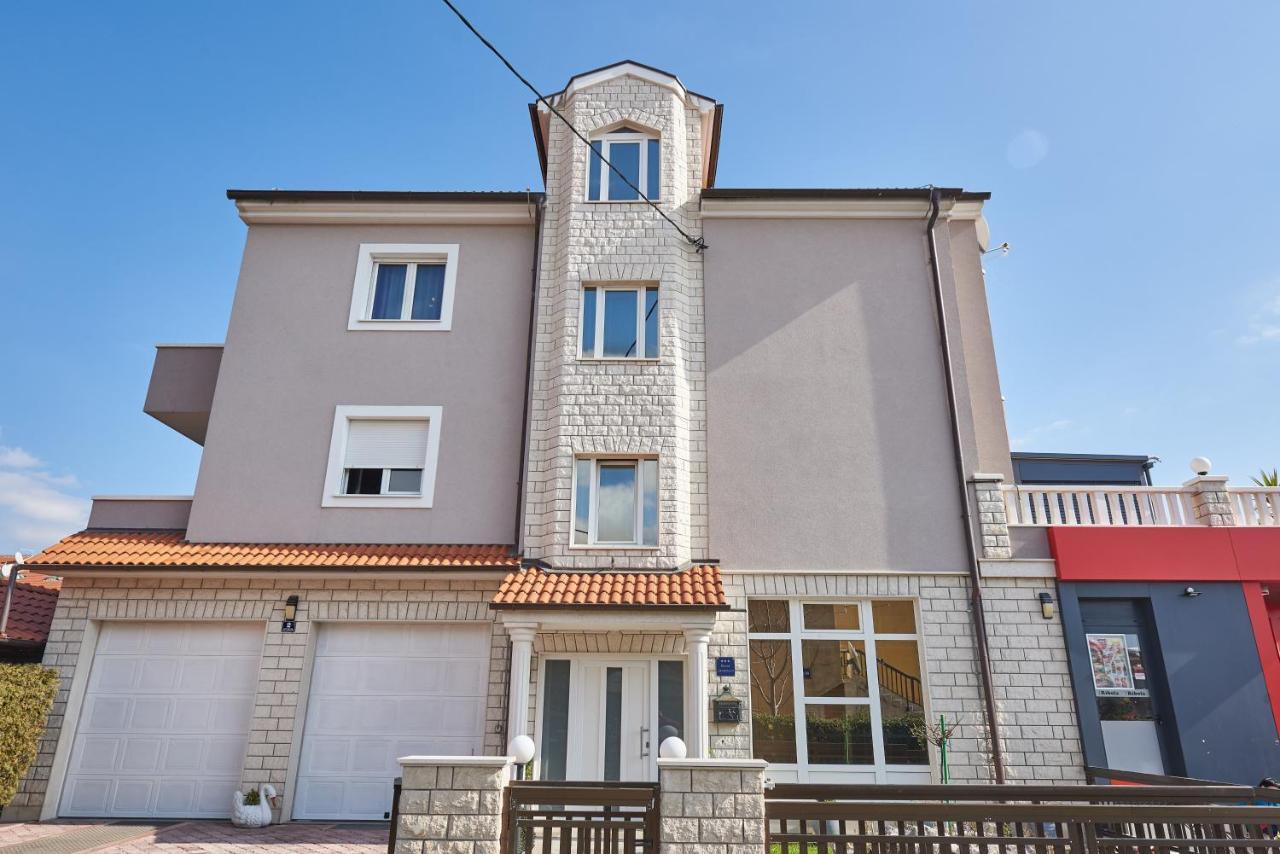 Apartments Lovric With Sea View Kaštela 外观 照片