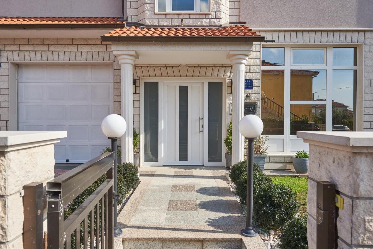 Apartments Lovric With Sea View Kaštela 外观 照片