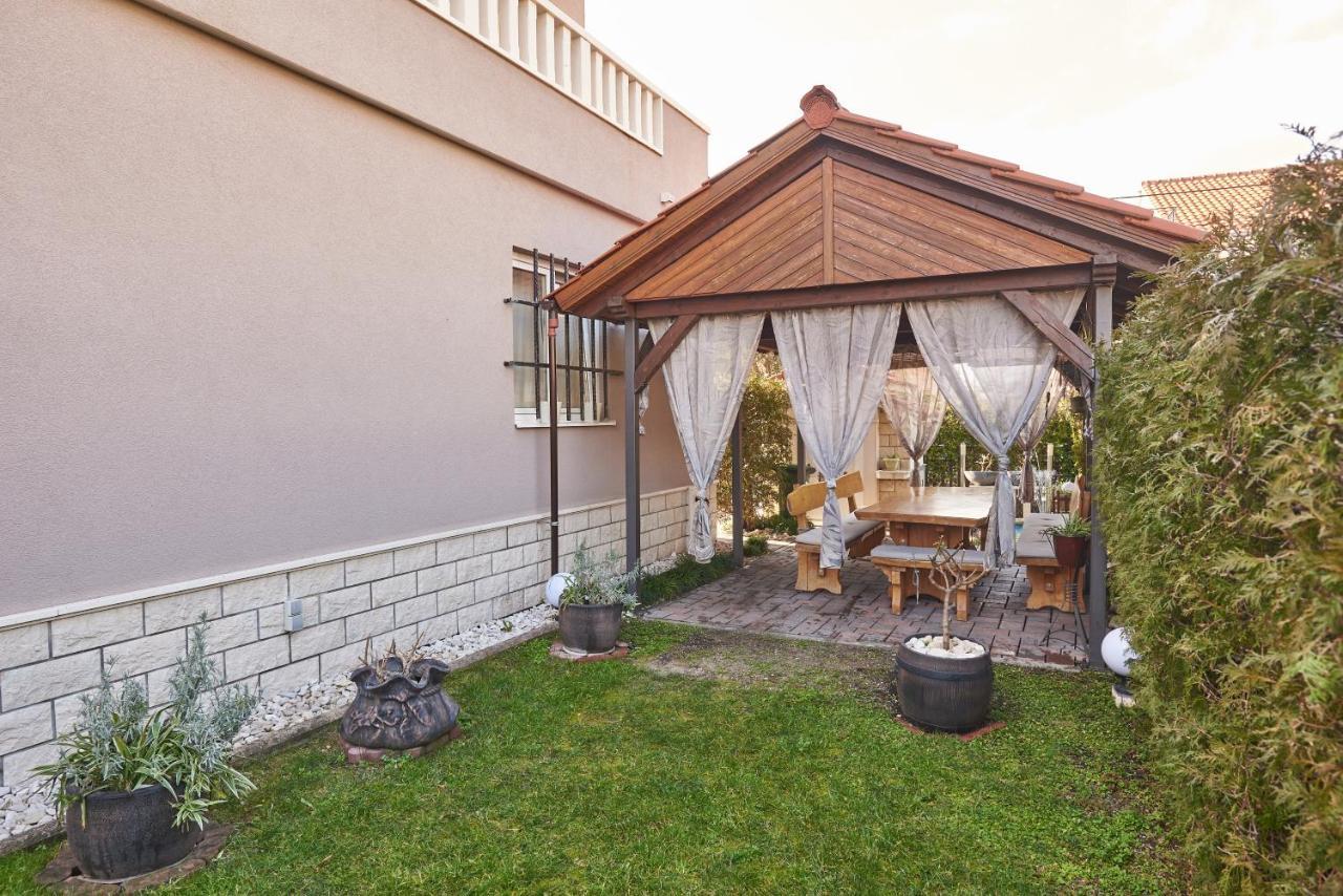Apartments Lovric With Sea View Kaštela 外观 照片