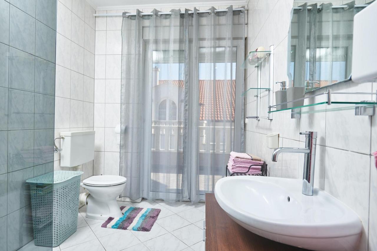 Apartments Lovric With Sea View Kaštela 外观 照片