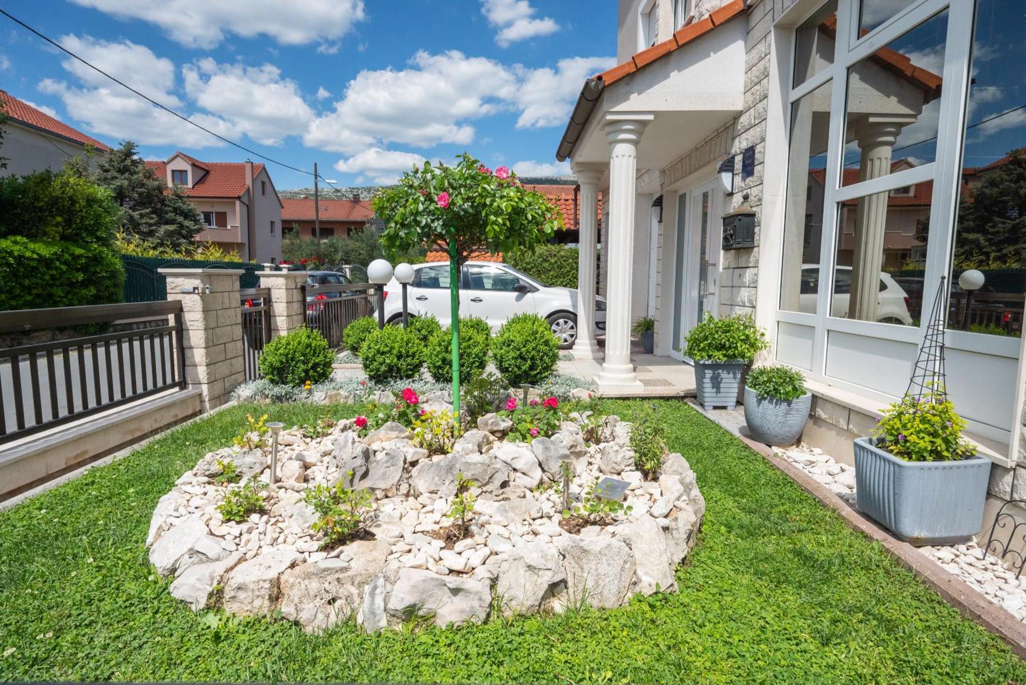 Apartments Lovric With Sea View Kaštela 外观 照片