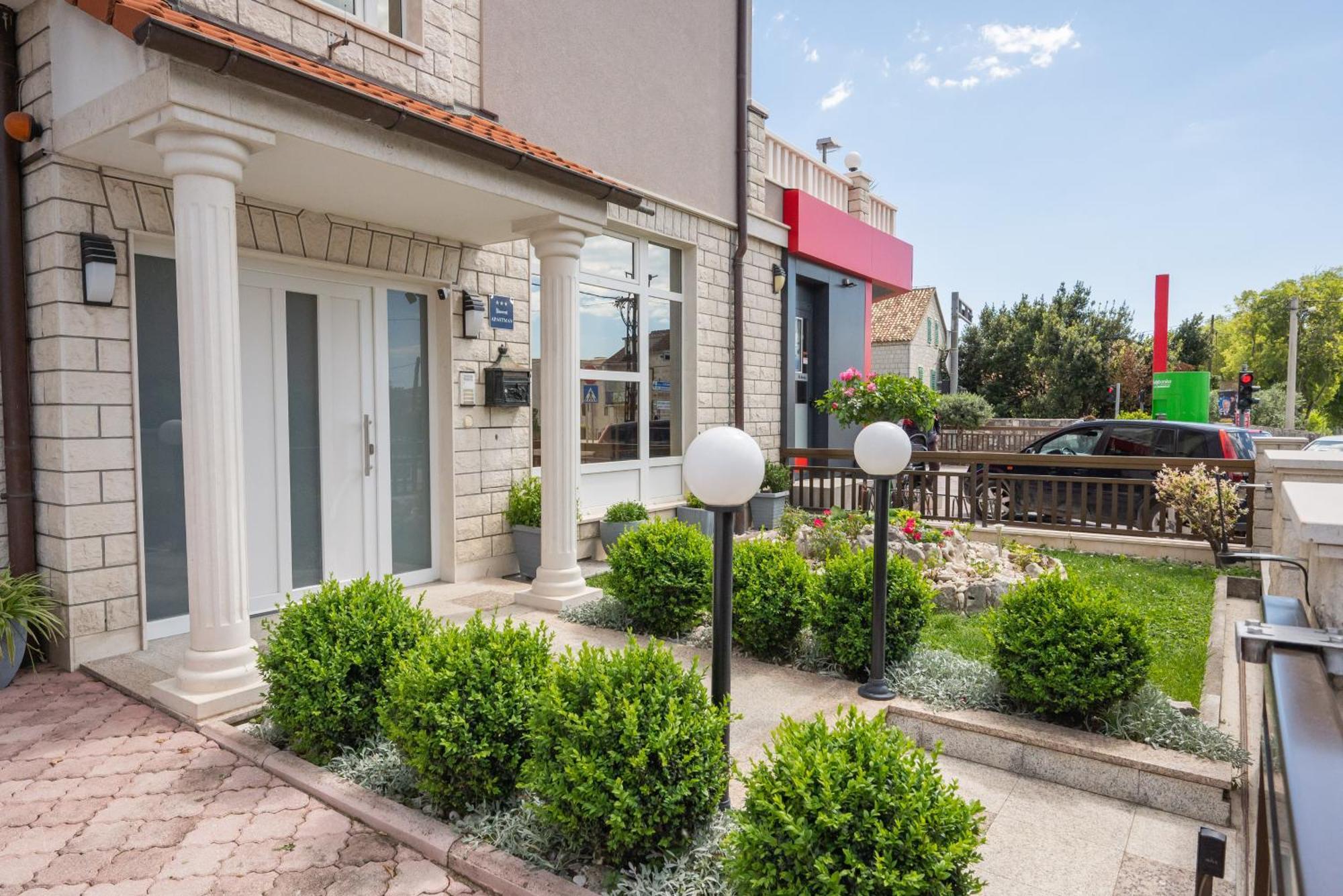 Apartments Lovric With Sea View Kaštela 外观 照片