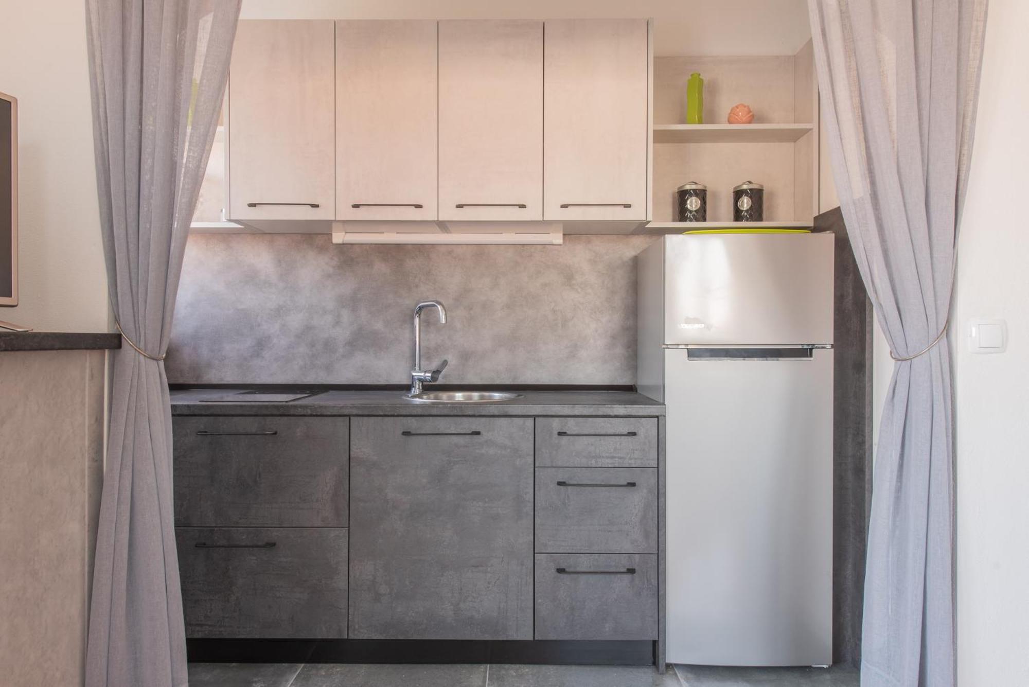 Apartments Lovric With Sea View Kaštela 外观 照片