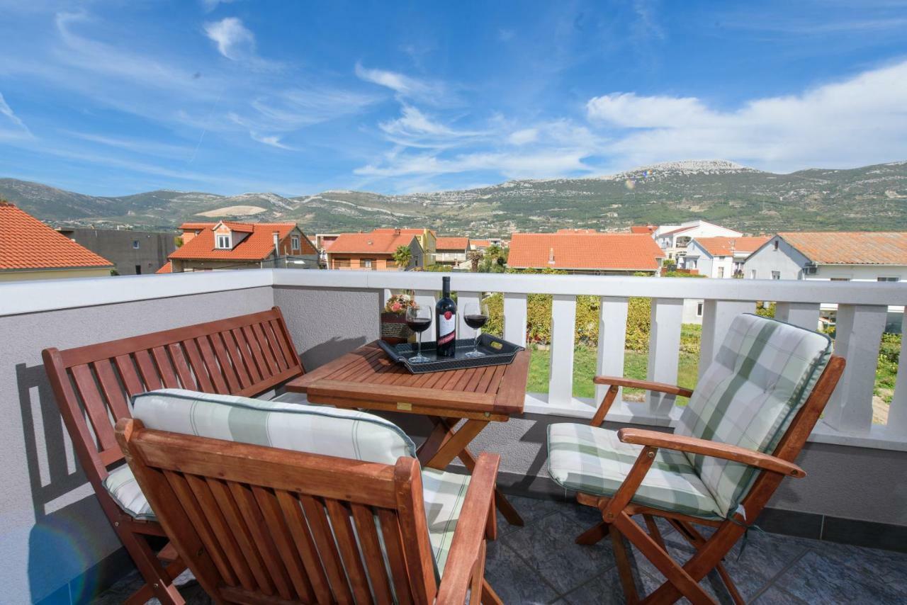Apartments Lovric With Sea View Kaštela 外观 照片